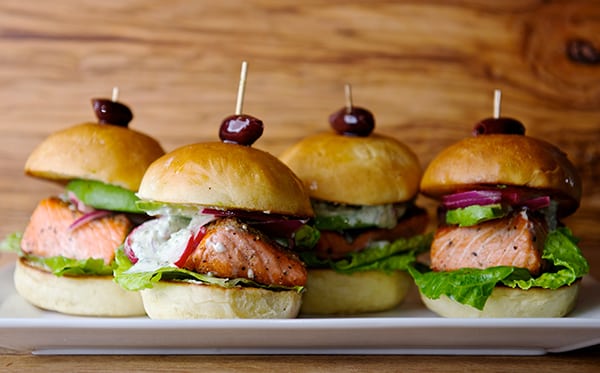 Salmon Sliders with yogurt-cucumber-dill sauce_delicious mini burgers