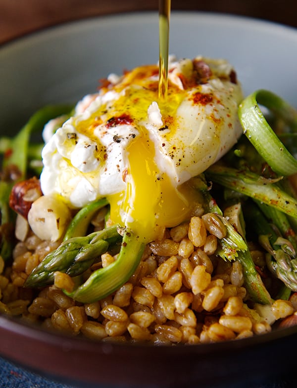 Warm-Farro-asparragus-and-poached-egg-toasted-drizzle-olive-oli