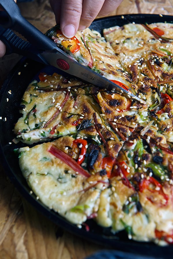 Rainbowchard-Korean-Pancakes-cutting-the-pancake~Yes,-more-please!