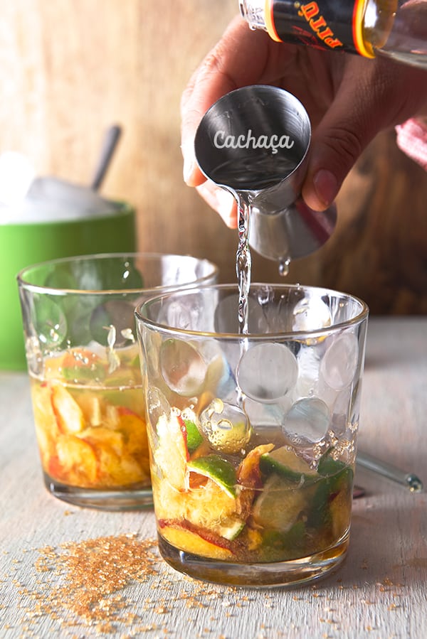 Texas-Caipirinhas_cachaca_pooring