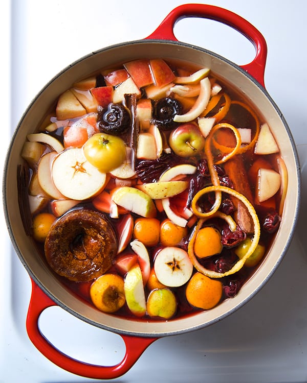 Ponche-de-Frutas-Warm-Fruit-Punch-The-simmering-pot