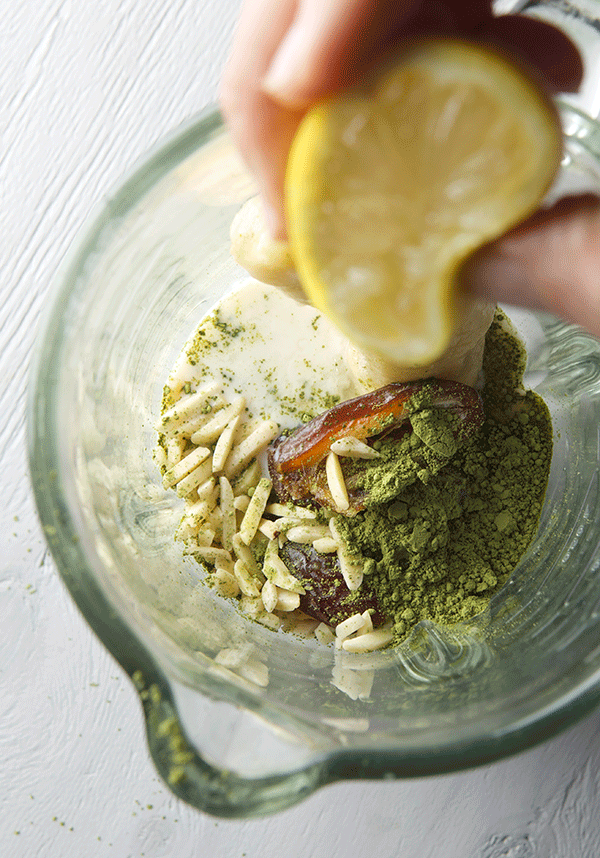 Matcha-Date-and-Almond-Smoothie_blend