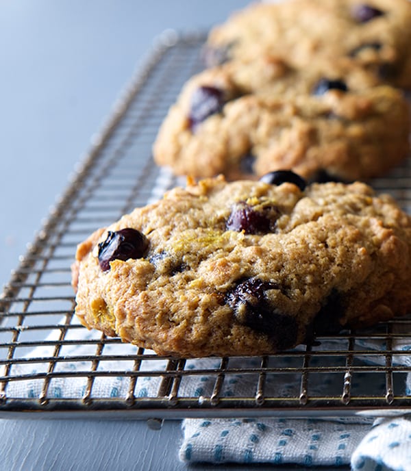 Oatmeal-Blueberry-Lemon-Breakfast-Cookies_cooling-rack