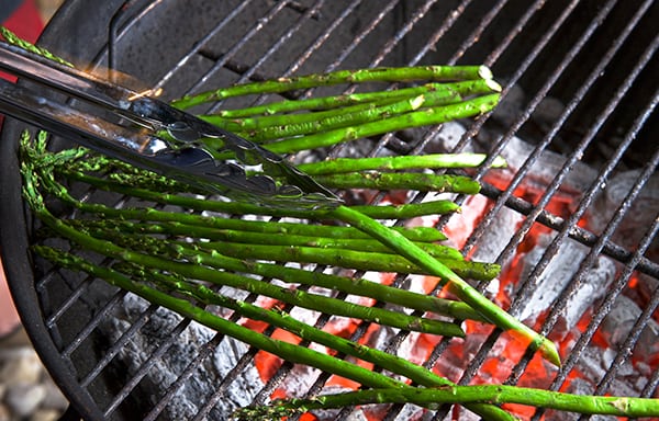 Grilled-Sea-food-Paella-Valenciana_grilling-asparagus