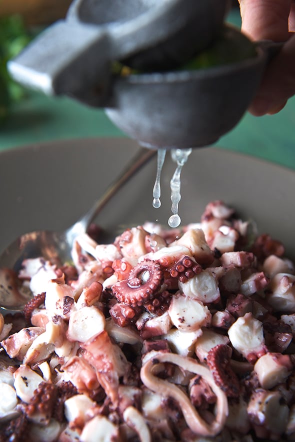 Octopus-Ceviche-de-Pulpo_squeeze-Lime-juice-on-octopus