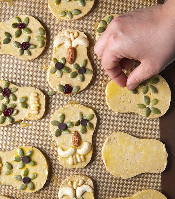 Day-of-the-Death_Amaranth-cookies-decorate-with-seeds--shape-the-eyes,-mouth-and-mustaches!