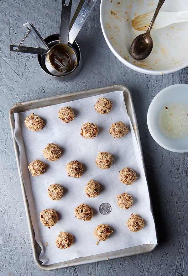 How-to-make_Susuwataris_Rolling-the-coconut-pecan-balls