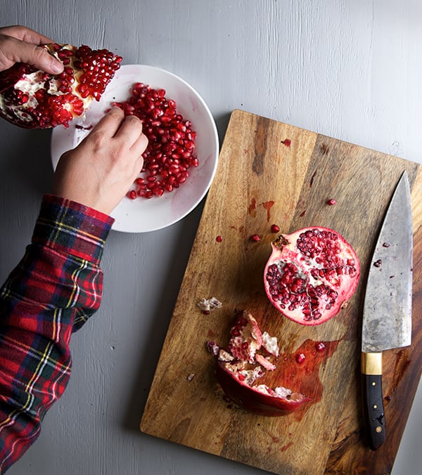 Pomegranate-Tempranillo-Braised-Short-Ribs_How-to-cut-a-pomegranate